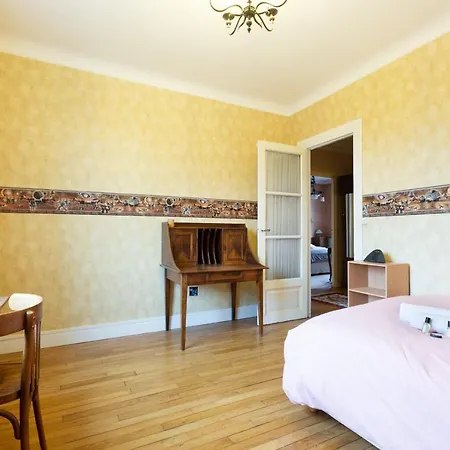 Charming Rustic Red Family By Guestready Charenton-le-Pont
