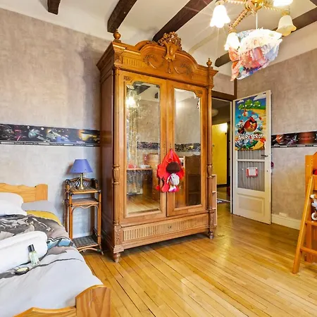 Charming Rustic Red Family By Guestready Charenton-le-Pont